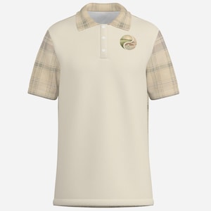Può includere: Polo color crema con tessuto strutturato. Il colletto e le maniche presentano un motivo a quadri beige e grigio. Un emblema circolare con un design paesaggistico è sul petto. La camicia ha una paramontura a tre bottoni.
