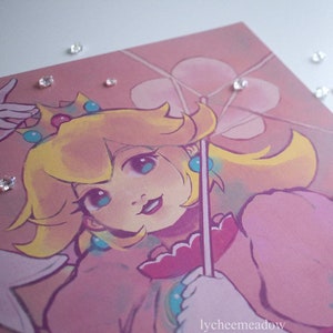 Puede incluir: Una ilustración rosa y amarilla de la Princesa Peach de la franquicia Super Mario. Ella sostiene una sombrilla rosa con un diseño de flor blanca. El fondo es rosa claro con una luna amarilla y estrellas rosas.