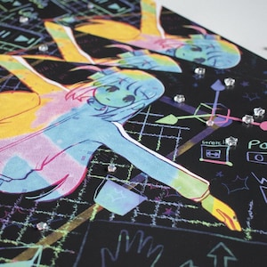 Puede incluir: Una impresión en blanco y negro con una ilustración colorida de una persona con cabello azul largo. La persona lleva un atuendo amarillo, rosa y azul. El fondo es un patrón de cuadrícula con estrellas y texto que dice "Console | Collapse | Error".