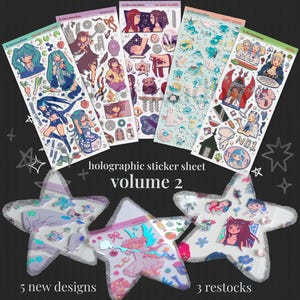 Puede incluir: Una colección de hojas de pegatinas holográficas y pegatinas en forma de estrella. Las hojas de pegatinas presentan varias ilustraciones de estilo anime en tonos de azul, morado y rosa. El texto "holographic sticker sheet volume 2" es visible. Las pegatinas de estrella tienen ilustraciones de estilo anime.