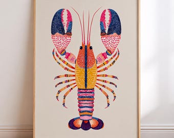 以下が含まれることがあります： ロブスターの様式化されたイラストが描かれた額装アートプリント。ロブスターは鮮やかな黄色、ピンク、青、オレンジの色合いで表現されており、体、大きなハサミ、分節された尾には複雑なドット模様が施されています。
