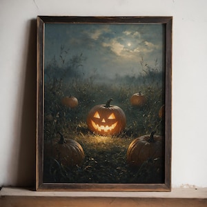 Op de afbeelding: Een ingelijste wandkunstprint met een donker, mistig veld 's nachts onder een volle maan. Verschillende oranje pompoenen liggen verspreid in het hoge gras, met een centrale lantaarnpompoen die fel verlicht is met een gezicht.