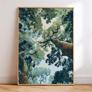 Könnte beinhalten: Ein gerahmter Kunstdruck mit Blick durch das Blätterdach eines Waldes. Das Kunstwerk zeigt eine Perspektive von hohen Bäumen mit üppigem grünem und blau-grünem Laub, vor einem hellblauen Himmel. Der Druck ist in einem Naturholzrahmen eingefasst.