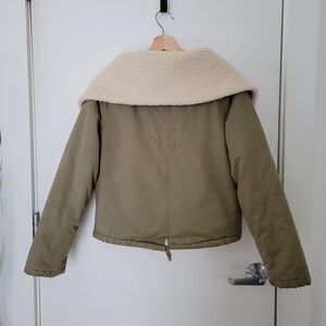 UNIF x Urban Outfitters – Fodrad fusksherpa – Utility Bomberjacka med kort passform, liten storlek bild 2