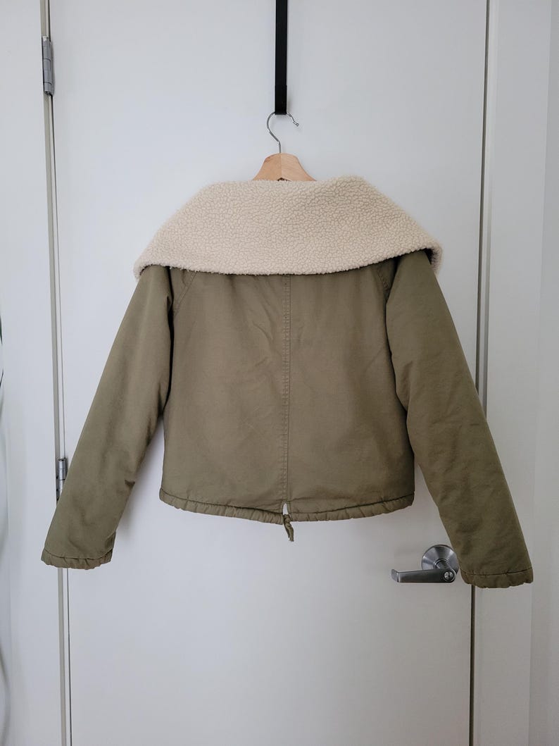 UNIF x Urban Outfitters – Fodrad fusksherpa – Utility Bomberjacka med kort passform, liten storlek bild 2