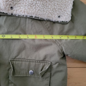 UNIF x Urban Outfitters – Fodrad fusksherpa – Utility Bomberjacka med kort passform, liten storlek bild 7