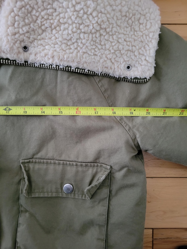 UNIF x Urban Outfitters – Fodrad fusksherpa – Utility Bomberjacka med kort passform, liten storlek bild 7