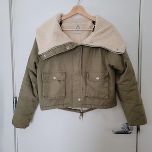 UNIF x Urban Outfitters – Fodrad fusksherpa – Utility Bomberjacka med kort passform, liten storlek bild 1
