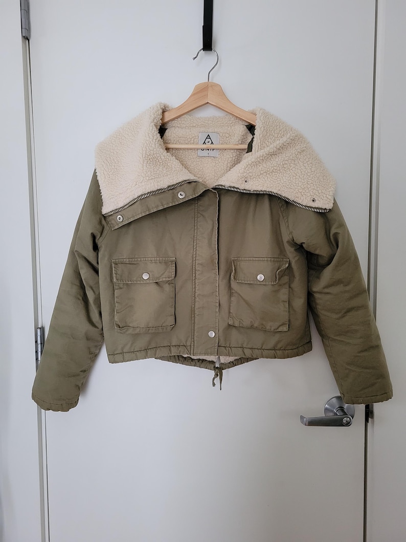 UNIF x Urban Outfitters – Fodrad fusksherpa – Utility Bomberjacka med kort passform, liten storlek bild 1