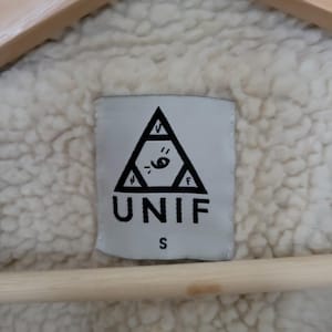 UNIF x Urban Outfitters – Fodrad fusksherpa – Utility Bomberjacka med kort passform, liten storlek bild 3