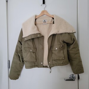 UNIF x Urban Outfitters – Fodrad fusksherpa – Utility Bomberjacka med kort passform, liten storlek bild 4