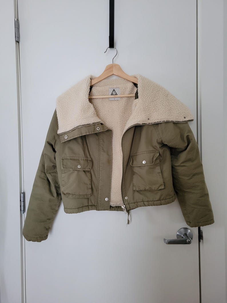 UNIF x Urban Outfitters – Fodrad fusksherpa – Utility Bomberjacka med kort passform, liten storlek bild 4