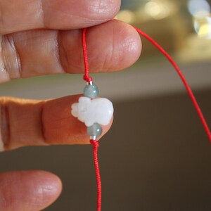 Bracelet de cheville délicat en cordon rouge, cochon de jade jadéite, jade blanc pâle, bracelet de fil minimaliste, pour bébés, adolescents ou adultes