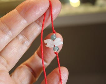 Delicada pulsera/tobillera de cordón rojo, caballo de jadeíta, jade blanco pálido, pulsera de hilo minimalista