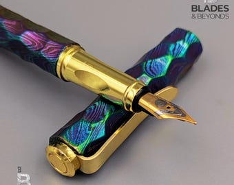 Pluma estilográfica de acero de Damasco arcoíris hecha a mano, con grabado personalizado