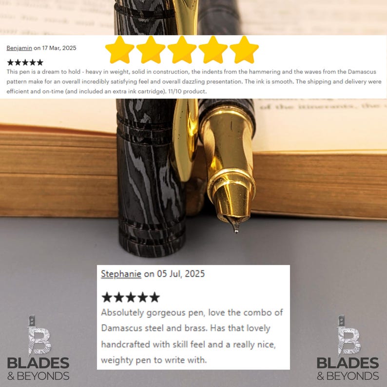 Puede incluir: Primer plano de una pluma estilogr&aacute;fica de acero de Damasco y lat&oacute;n. El bol&iacute;grafo tiene un cuerpo con un patr&oacute;n negro y gris y detalles dorados. La imagen incluye rese&ntilde;as de clientes.