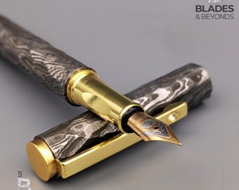 Pluma estilográfica de acero de Damasco martillado a mano / Instrumento de escritura de lujo forjado a mano / Bolígrafo ejecutivo de inspiración vintage / Estuche de regalo de madera gratuito