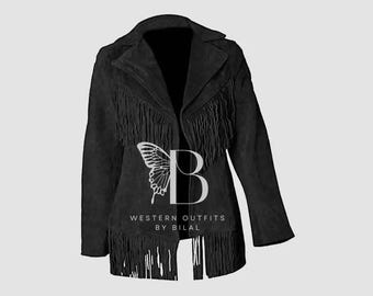Puede incluir: Una chaqueta de gamuza negra con detalles de flecos. La chaqueta tiene un logotipo de mariposa con el texto "WESTERN OUTFITS BY BILAL" debajo.