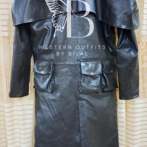 K&ouml;nnte beinhalten: Ein schwarzer Ledermantel im Western-Stil mit gro&szlig;em Kragen und zwei gro&szlig;en Taschen auf der Vorderseite. Der Mantel ist aus echtem Leder gefertigt. Der Text "WESTERN OUTFITS BY BILAL" ist auf der Vorderseite des Mantels aufgedruckt.