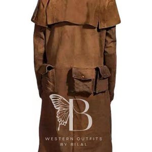 K&ouml;nnte beinhalten: Ein brauner Ledermantel mit einem breiten Kragen und einem Western-Design. Der Mantel hat Taschen an der Vorderseite und einen G&uuml;rtel in der Taille. Der Mantel ist aus echtem Leder gefertigt und hat ein weiches, geschmeidiges Gef&uuml;hl. Der Mantel ist perfekt, um sich im Winter warm zu halten oder um jedem Outfit einen Hauch von Stil zu verleihen.