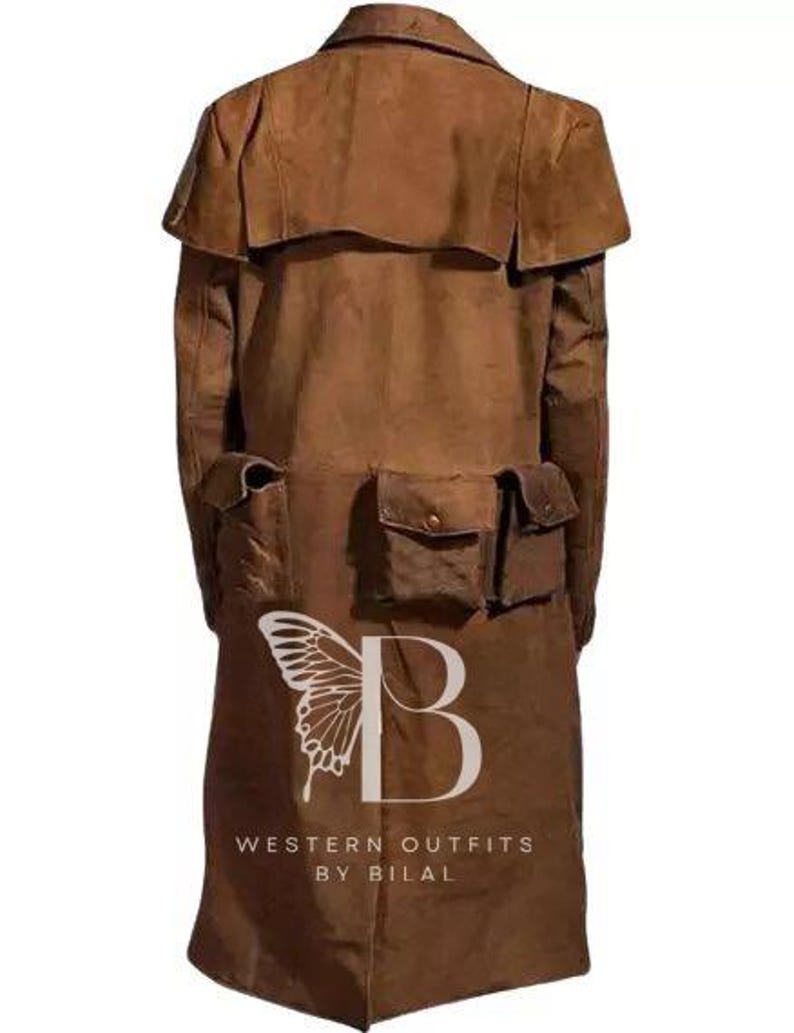 K&ouml;nnte beinhalten: Ein brauner Ledermantel mit einem breiten Kragen und einem Western-Design. Der Mantel hat Taschen an der Vorderseite und einen G&uuml;rtel in der Taille. Der Mantel ist aus echtem Leder gefertigt und hat ein weiches, geschmeidiges Gef&uuml;hl. Der Mantel ist perfekt, um sich im Winter warm zu halten oder um jedem Outfit einen Hauch von Stil zu verleihen.