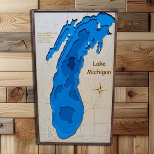 Może przedstawiać: Drewniana mapa jeziora Michigan z niebieskim wzorem wody. Mapa zawiera powierzchnię jeziora, maksymalną głębokość, długość linii brzegowej, długość i szerokość. Tekst "Lake Michigan" jest nadrukowany na mapie.