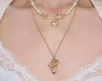Handgefertigte, mehrreihige Goldperlenkette, Anhänger mit Sicherheitsnadel in Form einer Himmelsbahn, silberne Perlenkette, originelles Schmuckstück im Gothic-Punk-Stil