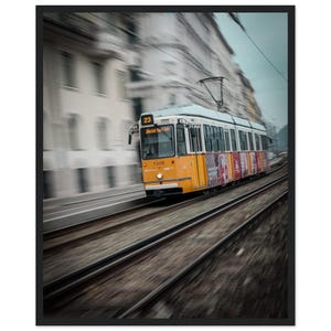 都市交通：ブダペストの路面電車を垣間見る 博物館品質のマット紙 木製フレームポスター 16x20インチ