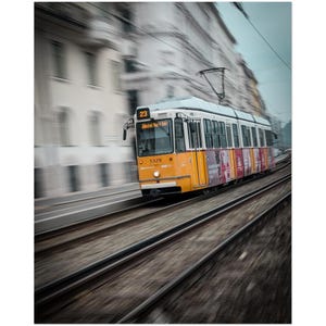 Sfocatura di giallo: Tram 23 in movimento Classico poster carta semi-lucida