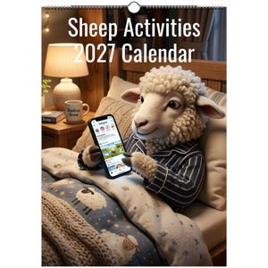 Puede incluir: Un calendario de pared 2027 titulado Sheep Activities que muestra una ilustración de una oveja con pijama de rayas azul marino y blanco, acostada en la cama mientras sostiene un teléfono inteligente. La oveja está cubierta con una manta de ovejas y estrellas.