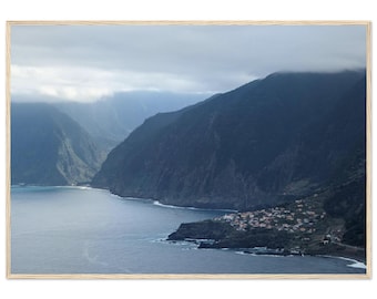 Madeira Küste: Klippen und Dorf Museumsqualität Matte Papier Poster mit Holzrahmen