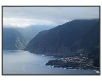 Madeira Küste: Klippen und Dorf Museumsqualität Matte Papier Metallgerahmtes Poster 70 x 100 cm / 28x40″ inches