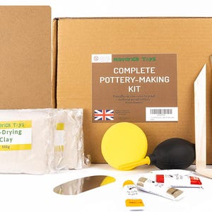 Op de afbeelding: Een complete pottenbakkerskit van Maverick Toys. De kit bevat luchtdrogende klei, gereedschap, verf en penselen. De doos is voorzien van de tekst "COMPLETE POTTERY-MAKING KIT" en de Britse vlag. Een gele ballon en een zwarte balg zijn ook inbegrepen.