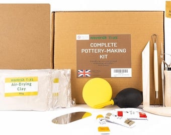Pode incluir: Um kit completo de cerâmica da Maverick Toys. O kit inclui argila de secagem ao ar, ferramentas, tinta e pincéis. A caixa apresenta o texto "COMPLETE POTTERY-MAKING KIT" e a bandeira britânica. Um balão amarelo e uma bomba preta também estão incluídos.