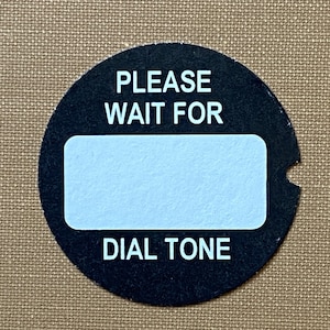 INSERTION DE CARTE À COMPOSER Veuillez attendre la tonalité Centre téléphonique à cadran rotatif Composez un papier cartonné de 1,5 po. Système Bell Western Electric Telephone