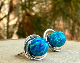 Pfauenblau Opal Ohrstecker - Sterling Silber Swirl Setting, handgefertigter Schmuck