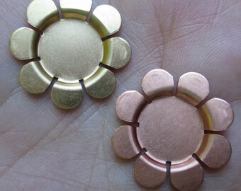 Può includere: Due decorazioni metalliche a forma di fiore, una dorata e una in rame, con otto petali ciascuna. Le decorazioni hanno un diametro di circa 2,5 cm.