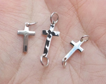 Eslabón pequeño en forma de cruz de plata esterlina, dije de cruz pequeña o cruz martillada: usted elige cuál.