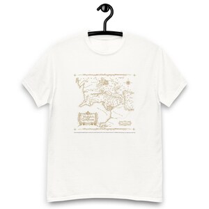 Explorez la Terre du Milieu avec le t-shirt carte du Rohan et du Gondor