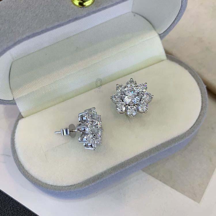 Orecchini a lobo con diamanti da laboratorio taglio rotondo 2 ctw in oro bianco 14K F, VS2 Orecchini a lobo con diamanti da laboratorio taglio rotondo 2 ctw in oro bianco 14K F, VS2