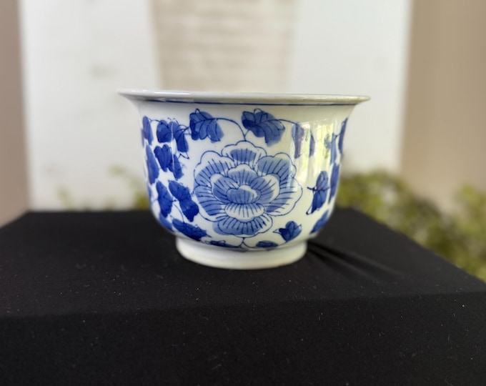 Vintage Jardiniere Chinese hand painted flower pot
