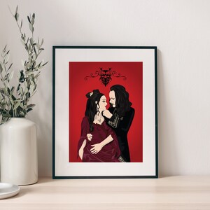 Puede incluir: Una ilustraci&oacute;n enmarcada de una pareja en un abrazo rom&aacute;ntico. El hombre lleva un traje negro con detalles dorados y la mujer lleva un vestido burdeos. El fondo es de color rojo s&oacute;lido con un s&iacute;mbolo de murci&eacute;lago negro y rojo en la parte superior.