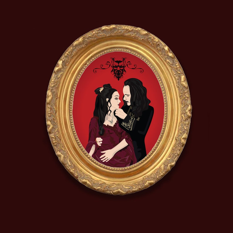 Puede incluir: Un marco ovalado dorado con un fondo rojo y una pareja dentro. El hombre lleva un traje negro y la mujer un vestido rojo. Una cabeza de lobo en blanco y negro est&aacute; por encima de ellos.
