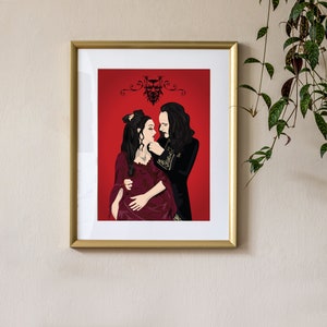 Puede incluir: Una ilustraci&oacute;n enmarcada de una pareja en un abrazo rom&aacute;ntico. El hombre lleva un traje negro y la mujer un vestido rojo. El fondo es de color rojo s&oacute;lido.