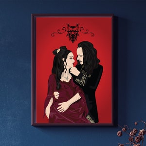 Puede incluir: Una ilustraci&oacute;n digital de una pareja en un abrazo rom&aacute;ntico. La mujer lleva un vestido burdeos y el hombre lleva un traje negro. El fondo es de color rojo s&oacute;lido con una ilustraci&oacute;n en blanco y negro de una g&aacute;rgola en la parte superior.