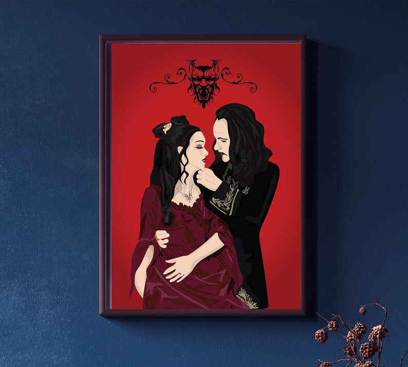 Puede incluir: Una ilustraci&oacute;n digital de una pareja en un abrazo rom&aacute;ntico. La mujer lleva un vestido burdeos y el hombre lleva un traje negro. El fondo es de color rojo s&oacute;lido con una ilustraci&oacute;n en blanco y negro de una g&aacute;rgola en la parte superior.