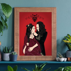 Puede incluir: Una ilustraci&oacute;n enmarcada de una pareja en un abrazo rom&aacute;ntico. La mujer lleva un vestido burdeos y el hombre lleva un traje negro con detalles dorados. El fondo es de color rojo s&oacute;lido. La ilustraci&oacute;n est&aacute; enmarcada en un marco de madera marr&oacute;n.