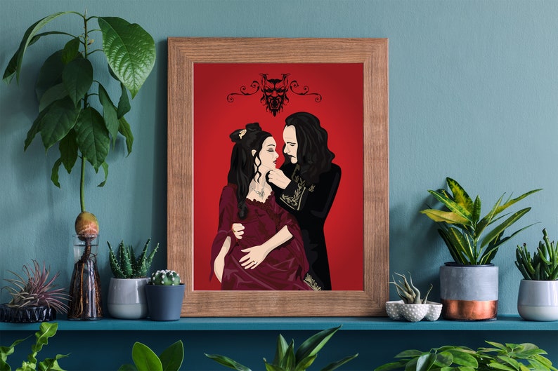 Puede incluir: Una ilustraci&oacute;n enmarcada de una pareja en un abrazo rom&aacute;ntico. La mujer lleva un vestido burdeos y el hombre lleva un traje negro con detalles dorados. El fondo es de color rojo s&oacute;lido. La ilustraci&oacute;n est&aacute; enmarcada en un marco de madera marr&oacute;n.