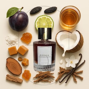 Puede incluir: Una botella de perfume con el texto "LEDDA DE BOURBON EPICES" está rodeada de ingredientes como una ciruela, una rodaja de lima, coco, vainas de vainilla y caramelos. La botella contiene un líquido marrón oscuro y tiene una tapa plateada.