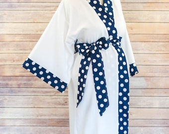 Peignoir de maternité en polaire super doux - Ajoutez une blouse d'accouchement pour un ensemble d'hôpital parfait - Bleu marine à pois